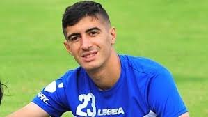 الرجاء يجدد عقد مكعازي رسميا