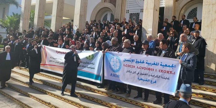 حقوقيون يحتجون مع المحامين بالقنيطرة ضد مشروع القانون المالي