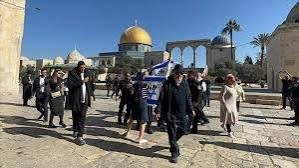عشرات المستوطنين يقتحمون المسجد الأقصى المبارك بحماية شرطة الاحتلال